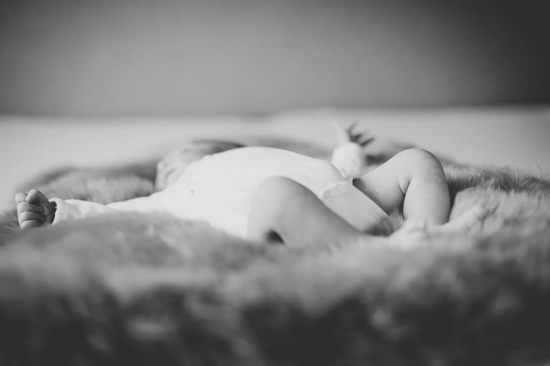 SW Foto von Baby auf Schaffell