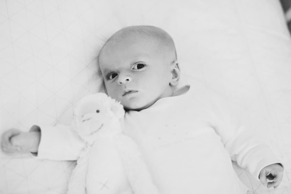 Baby mit Kuschelaffe