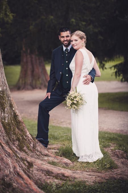 Brautpaar blickt in die Kamera