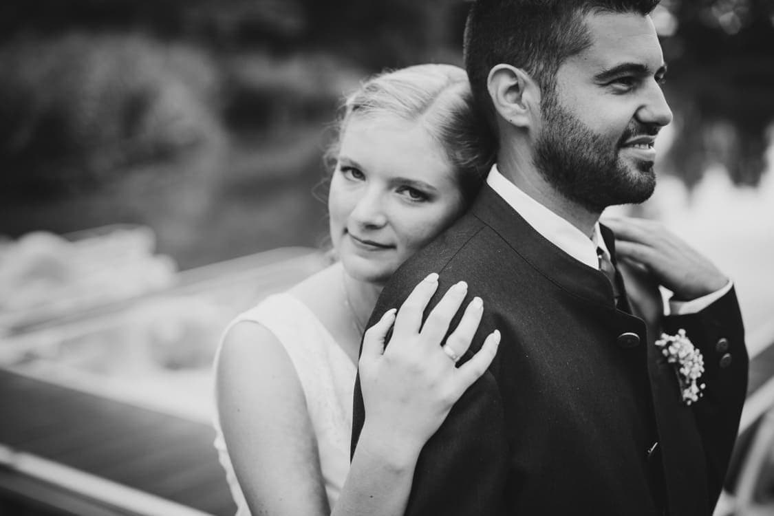 Braut lehnt mit ihrem Kopf am Rücken vom Bräutigam