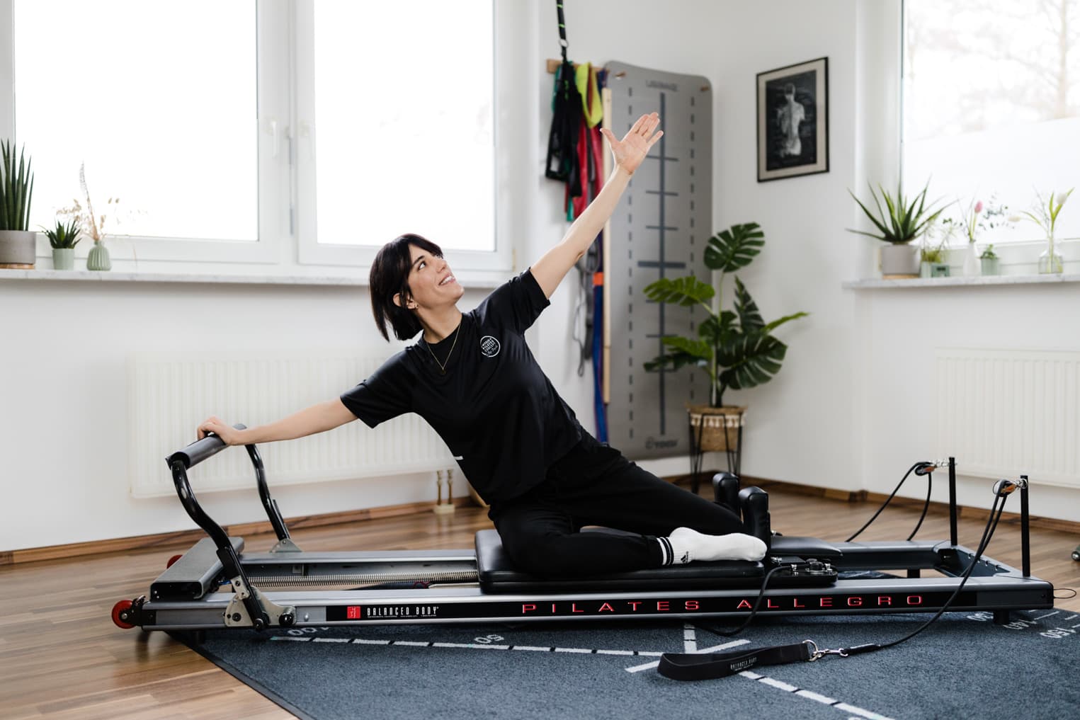 Frau macht Gymnastik Übungen