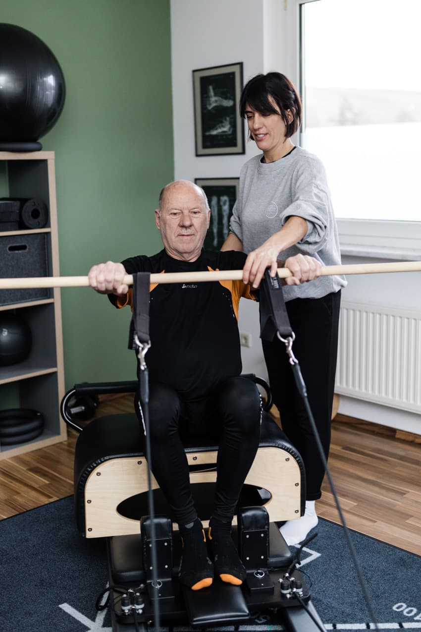 Mann mit Physiotherapeutin