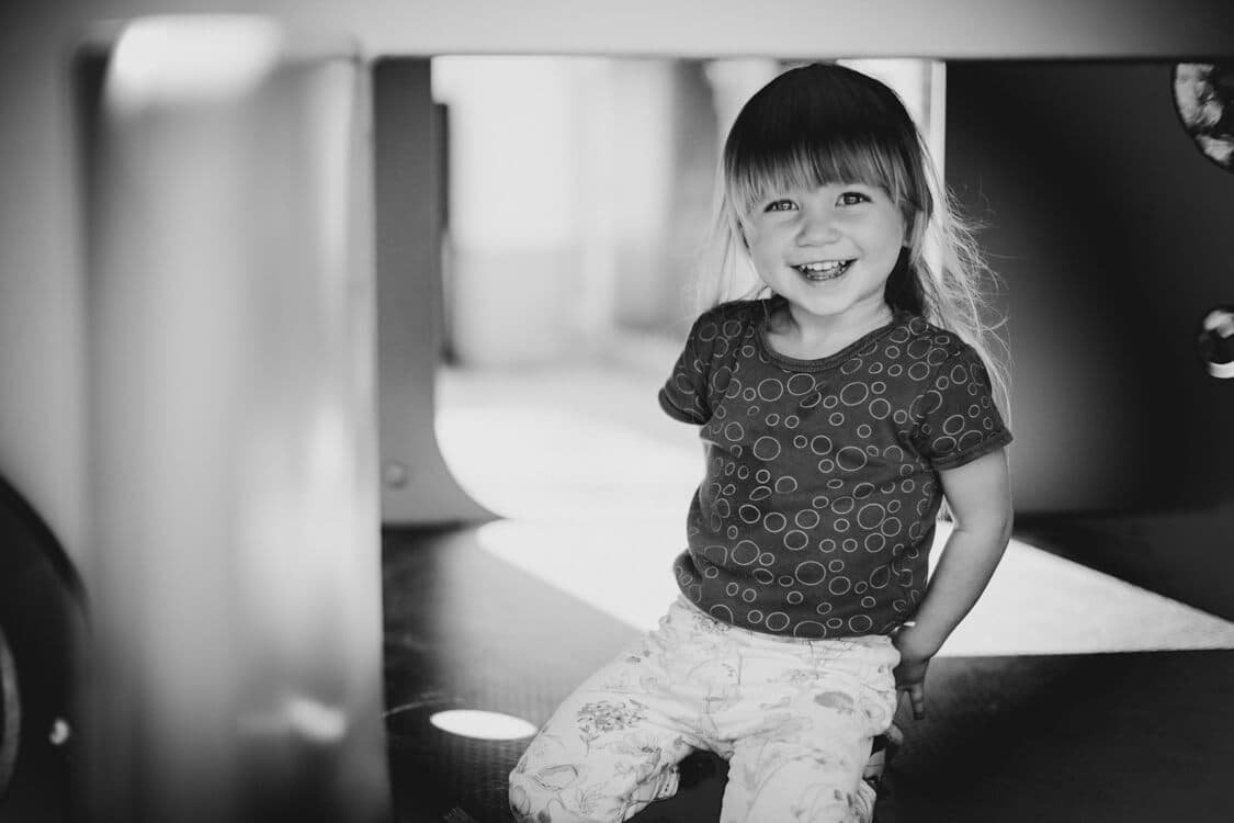 Mädchen sitzt in einem Spielhäuschen