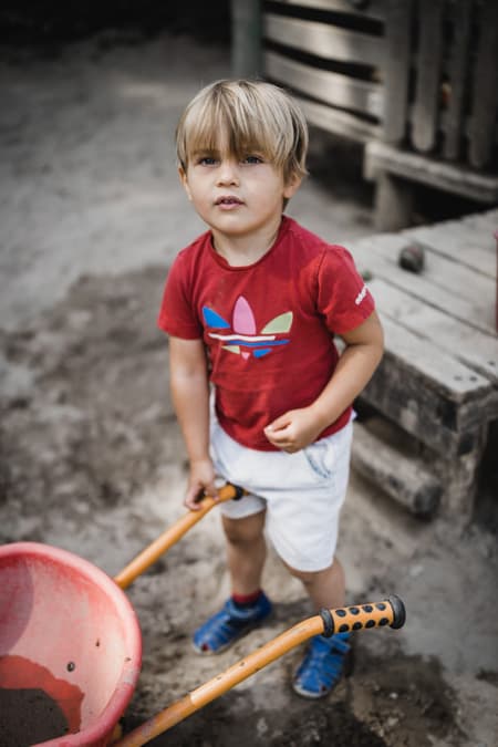 Junge mit Schubkarre
