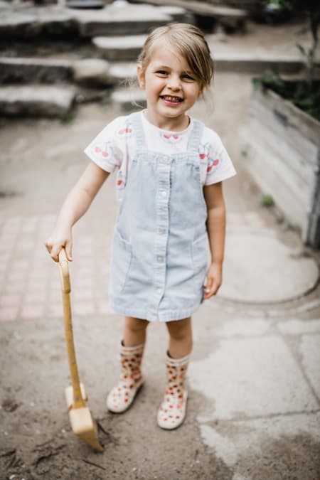 maedchen mit Schaufel