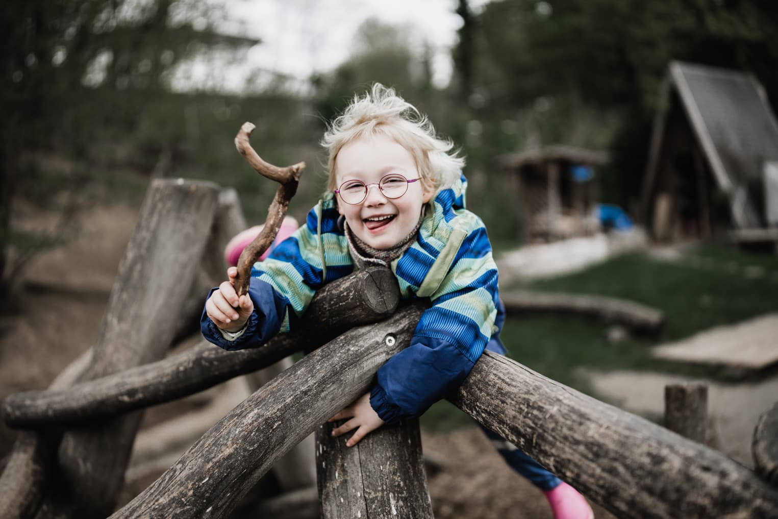 Mädchen im Spielhäuschen