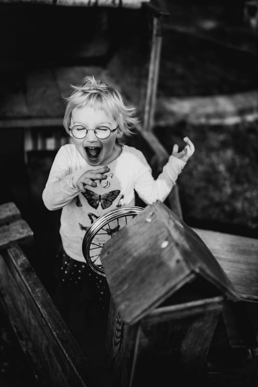 Mädchen am Steuerrad