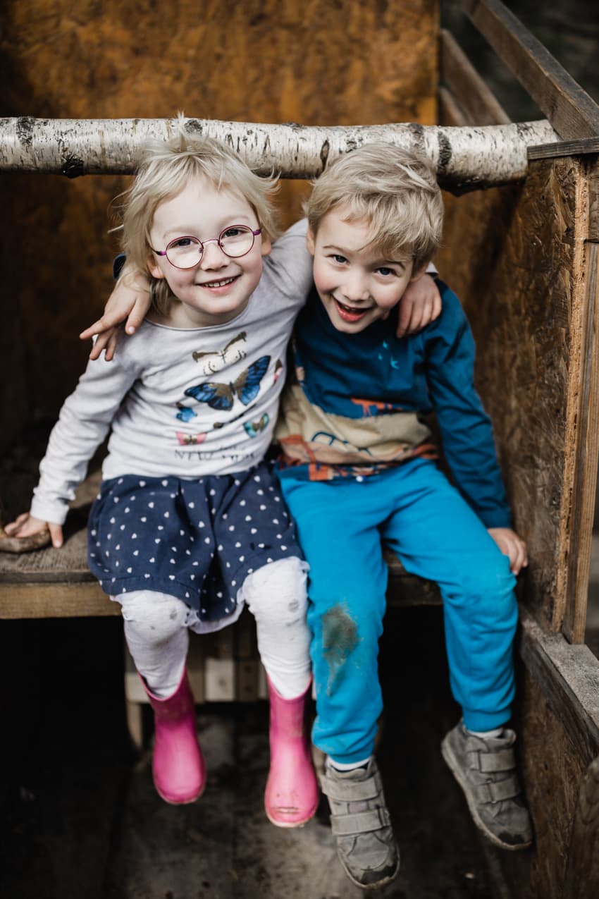 Geschwisterfoto von Junge und Mädchen