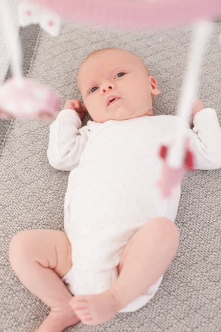 Baby schaut Mobile an