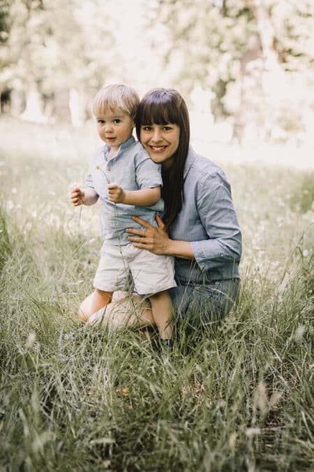 Mutter mit Sohn auf einer Wiese