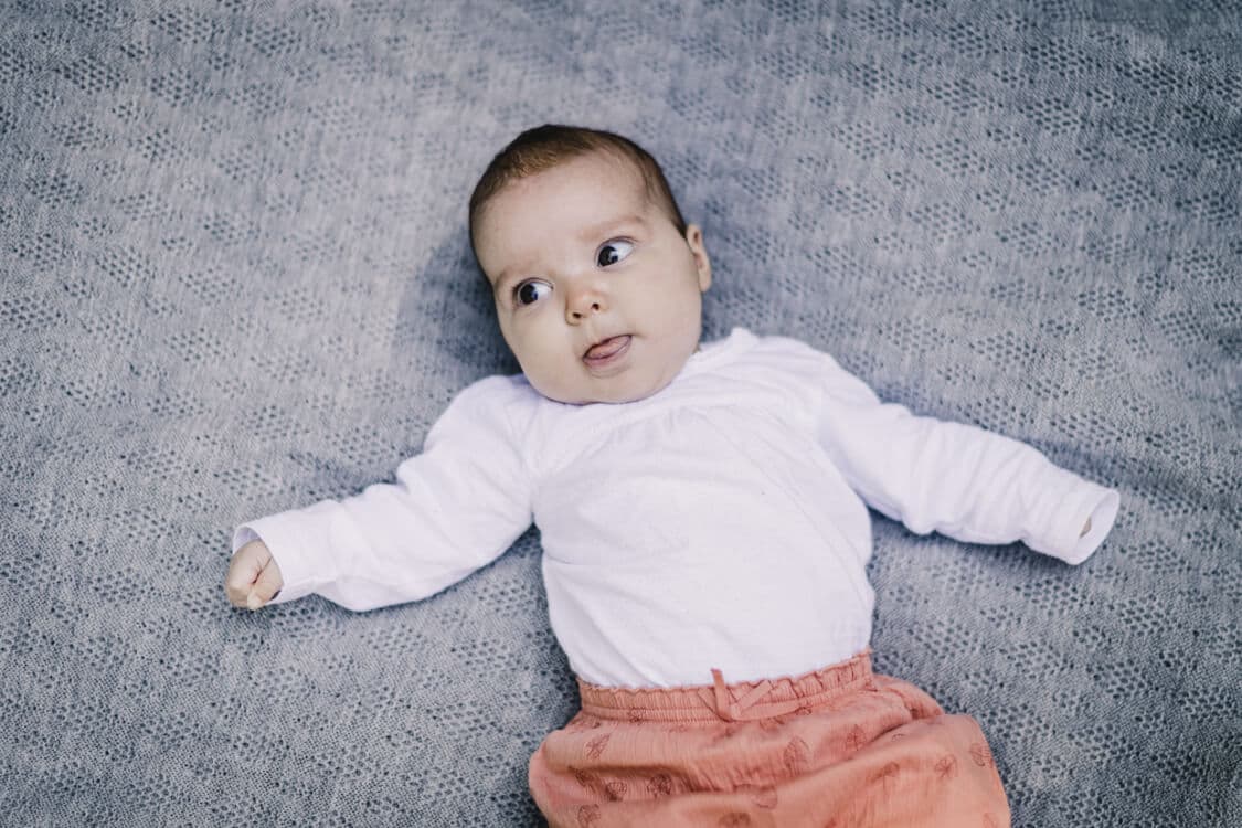 Baby liegt auf einer Decke