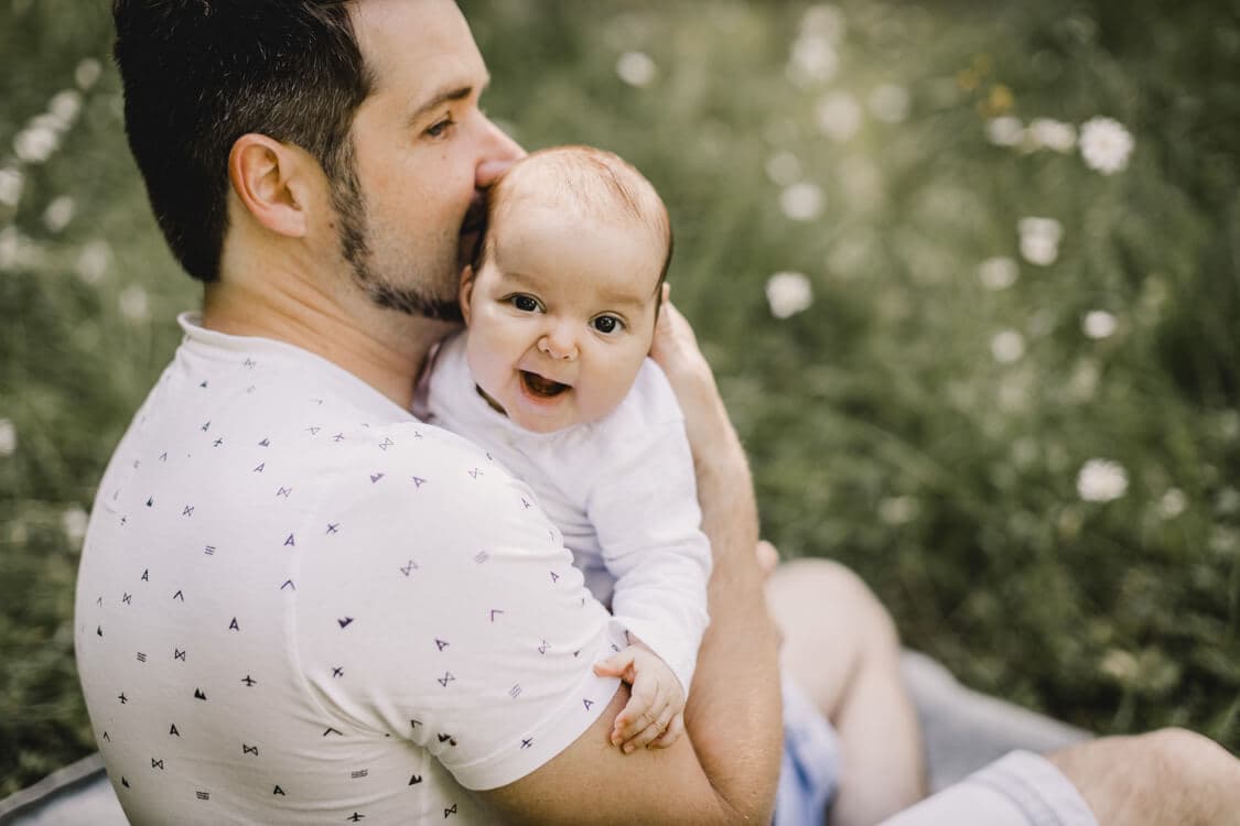 Vater hält sein Baby auf dem Arm über der Schulter.