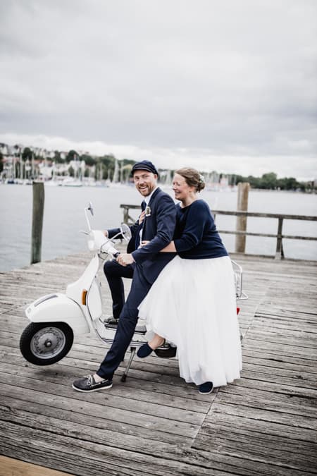 Brautpaar sitzt auf einer Vespa