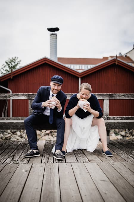 Brautpaar mit Fischbroetchen