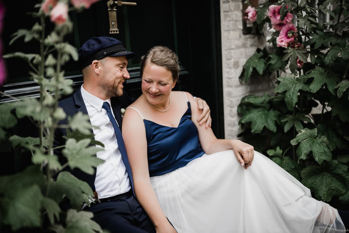 Brautpaar sitzt vor einer Tuere