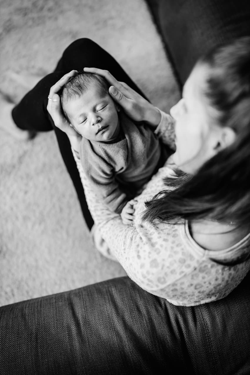 Mutter hält ihr Baby auf dem Schoß