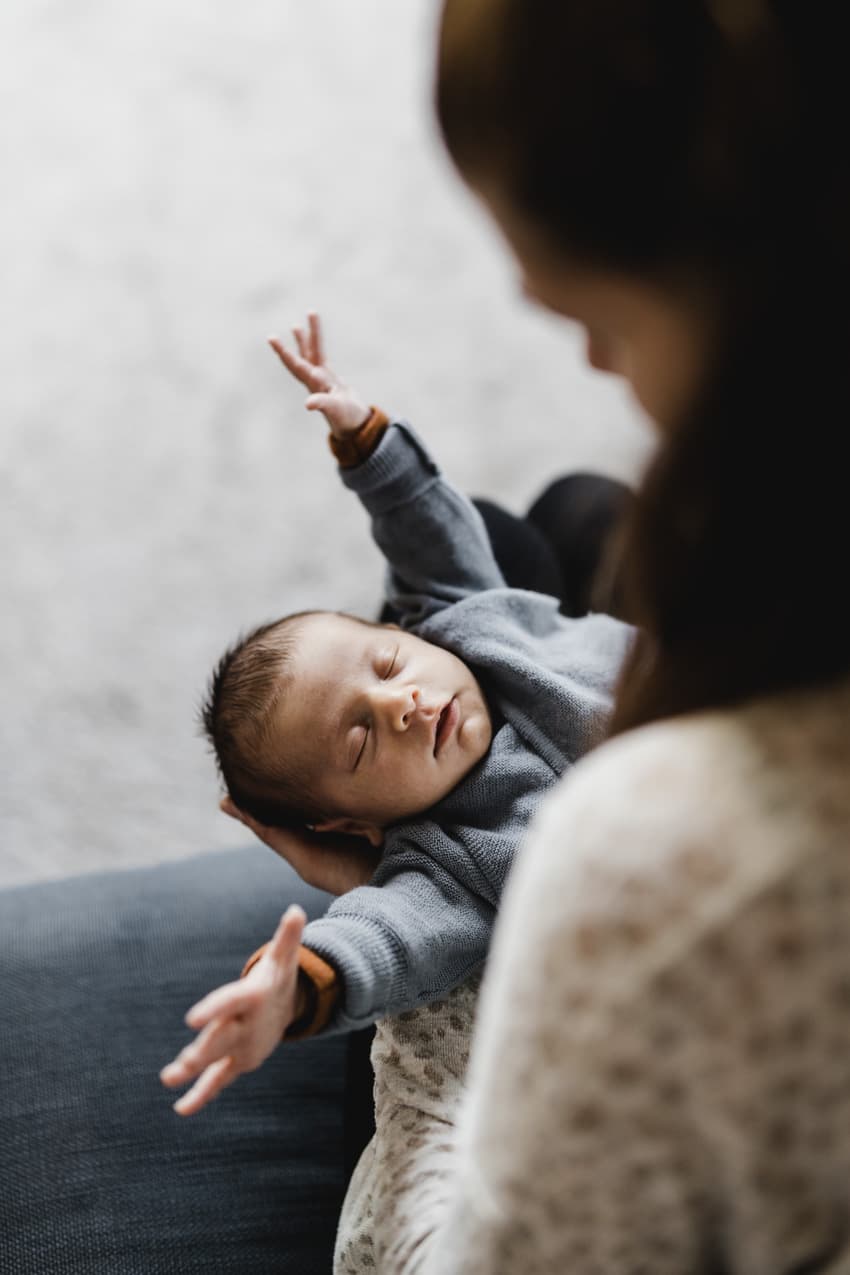 Baby streckt sich aus