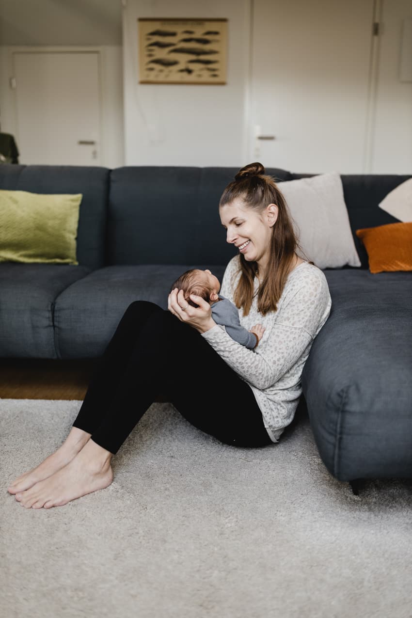 Mutter hält Baby auf dem Schoß