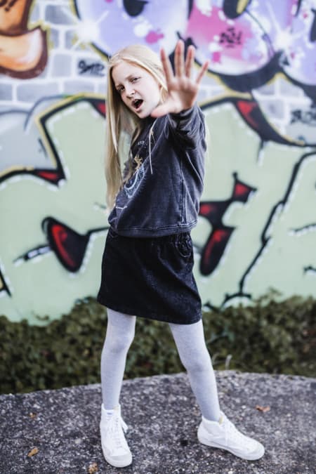 Maedchen streckt Hand nach vorne