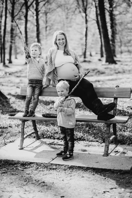 Schwangere Frau mit Jungs