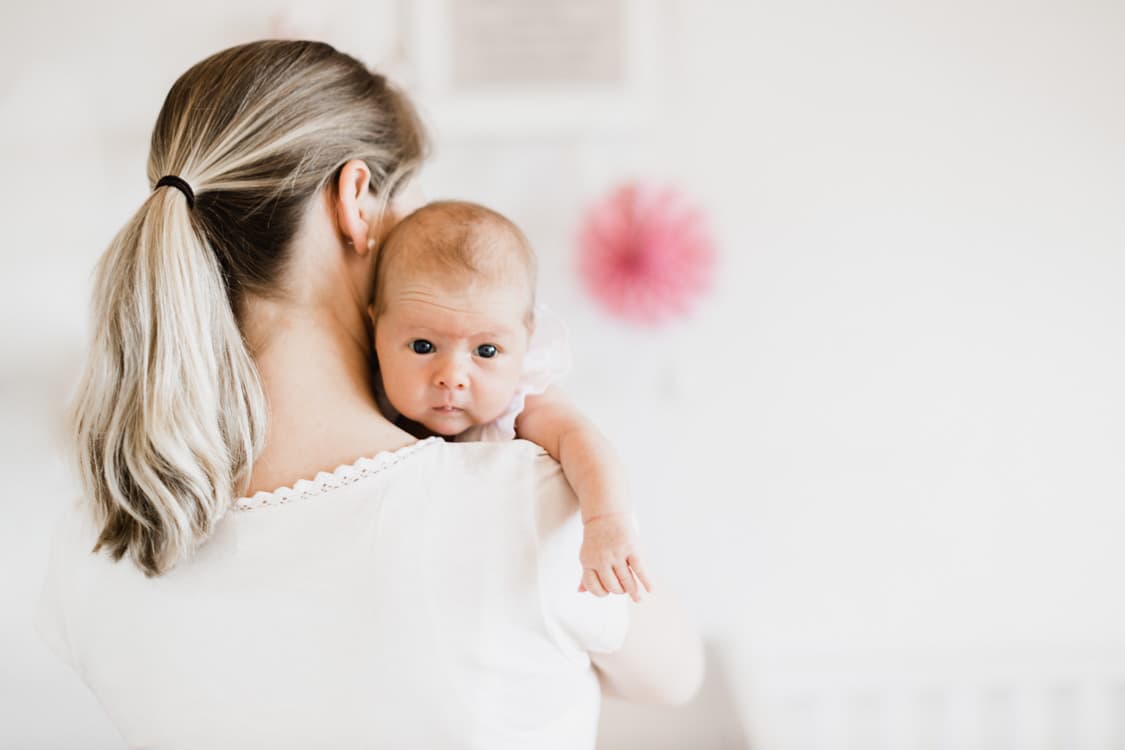 Baby bei Mama auf dem Arm