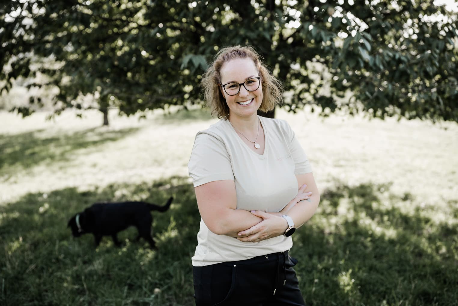 Frau mit Hund im Hintergrund