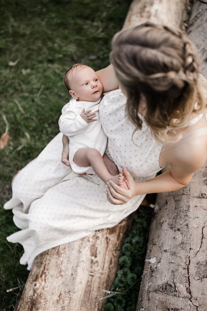 Baby auf dem Arm der Mutter