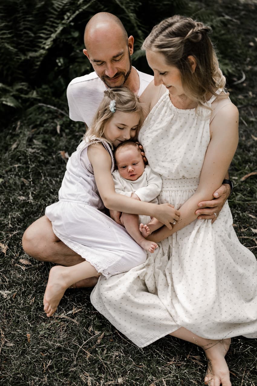 Familie auf einer Wiese