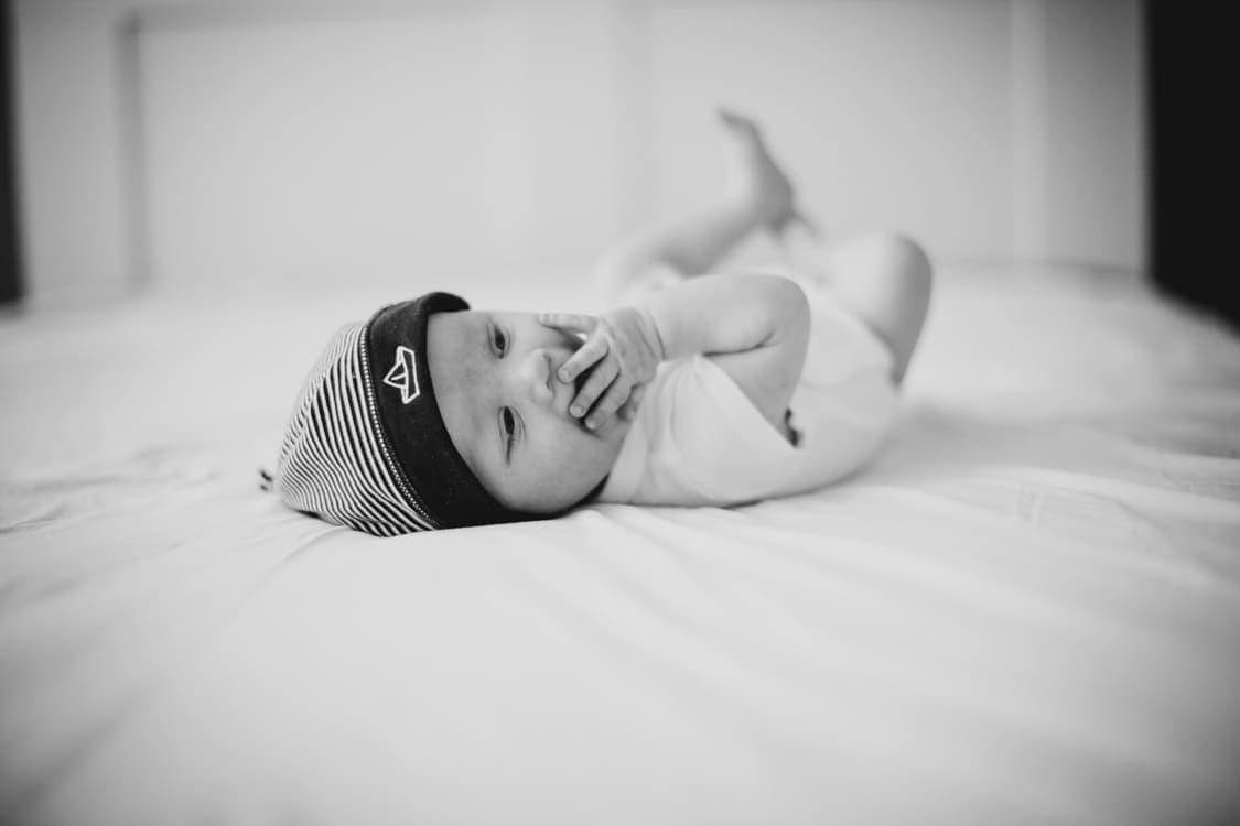 SW Foto von Baby auf einem Bett