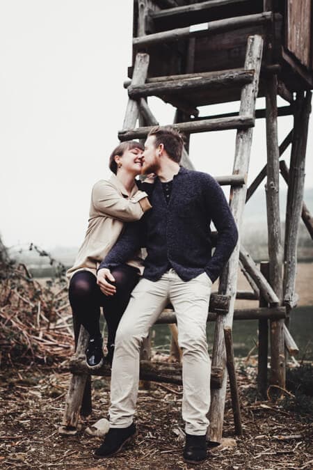 Paar küsst sich vor Hochsitz