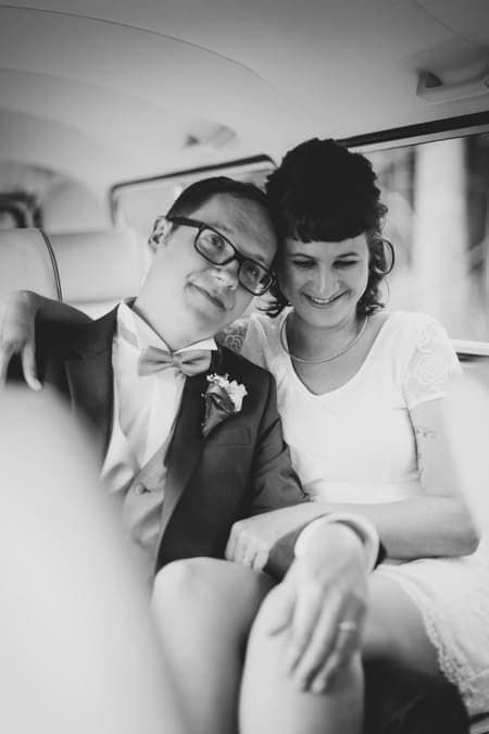 SW Foto von Brautpaar auf Rückbank vom Bulli