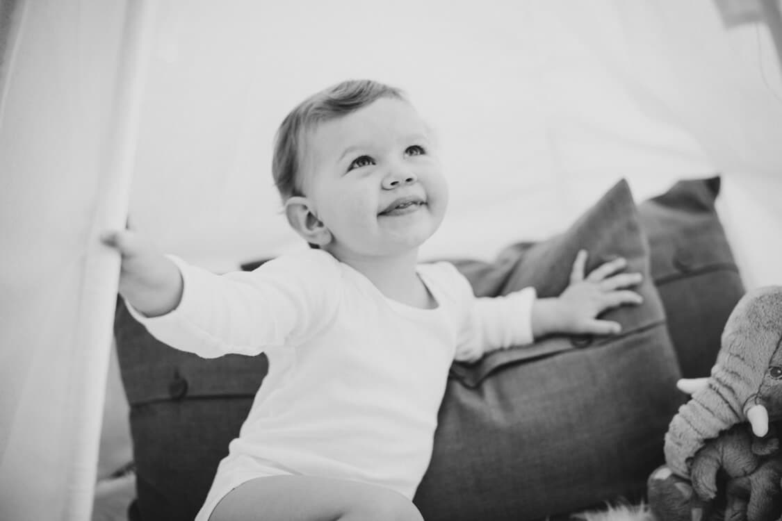 Mädchen schaut aus Spielzelt heraus