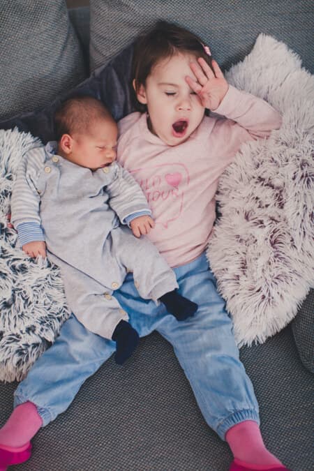 große Schwester gähnt