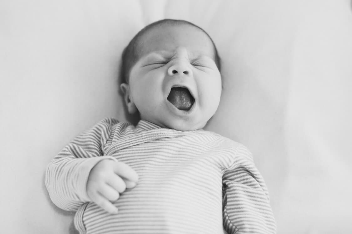 Neugeborenes gähnt