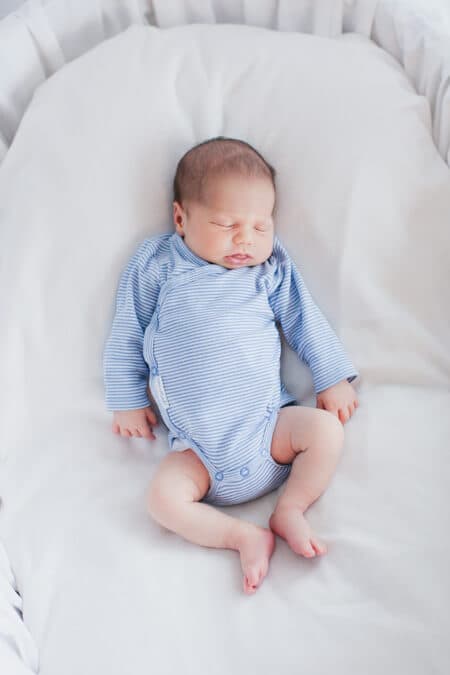 Blick von oben in den Stubenwagen mit Baby