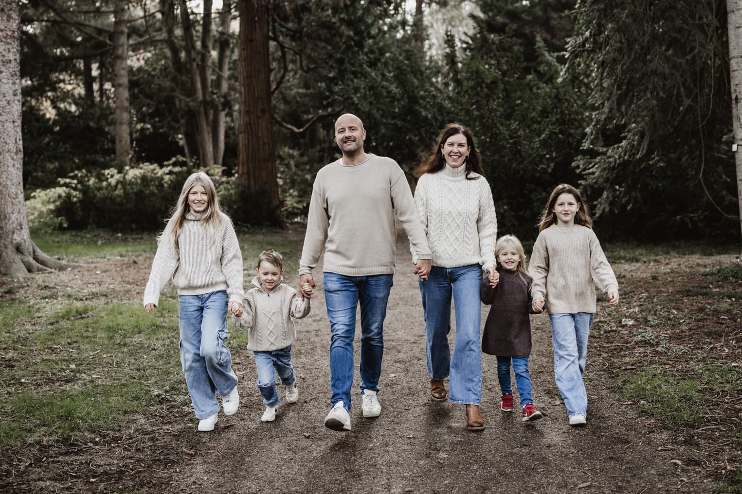 Familie hält sich an den Händen