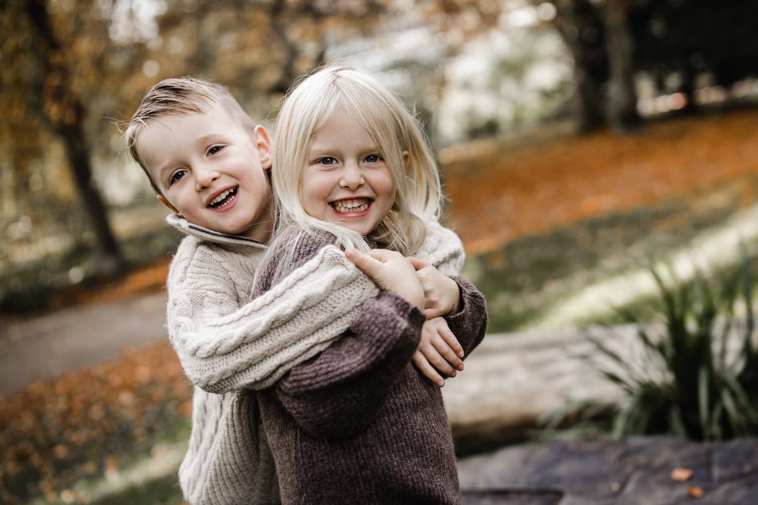 Zwillingsgeschwister umarmen sich