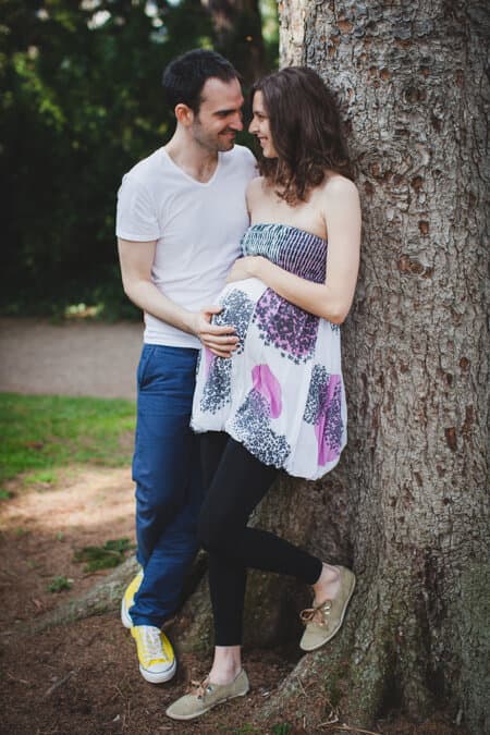 Schwangeres Paar schaut sich verliebt an