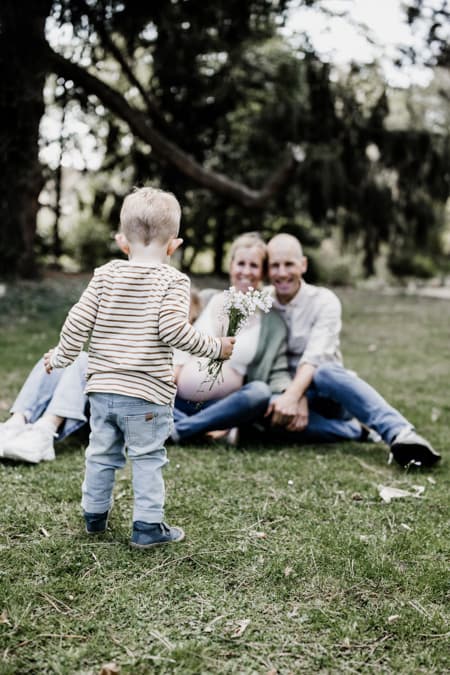 Kleinkind bringt Eltern Blumen