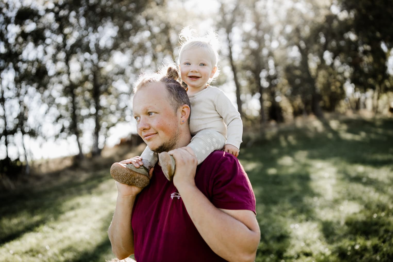 Vater hat Tochter auf der Schulter sitzen