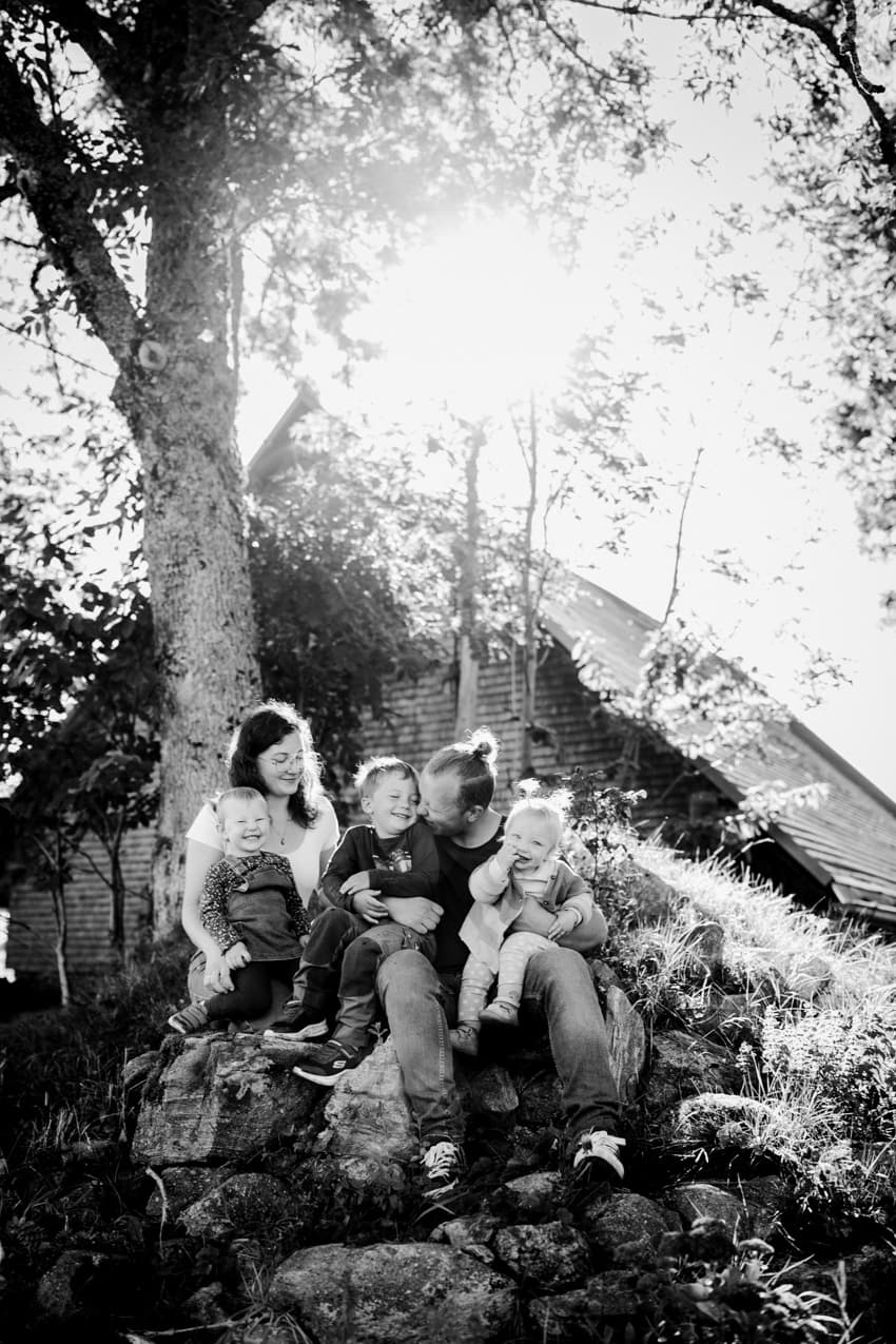 Familenfoto auf Felsen