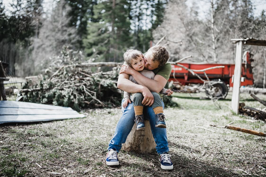 Vater umarmt kleinen Sohn