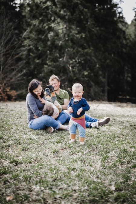 Familie sitzt auf einer Wiese