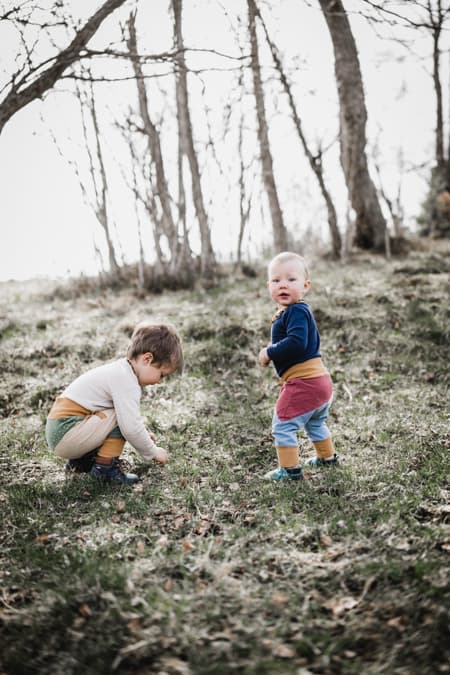 Mädchen und Junge auf einer Wiese