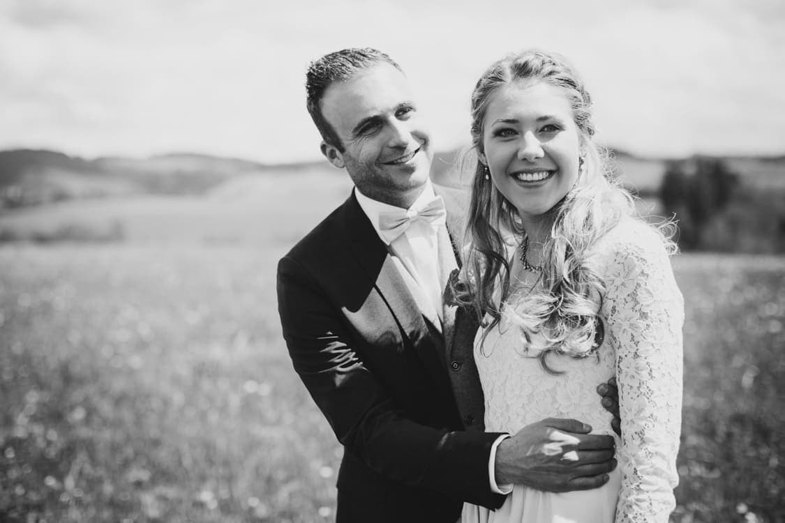 glückliches Brautpaar in Schwarz Weiß