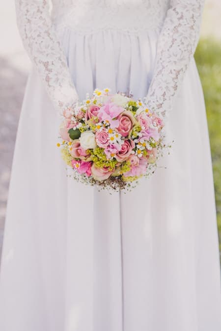 Brautstrauß von der Braut in den Händen