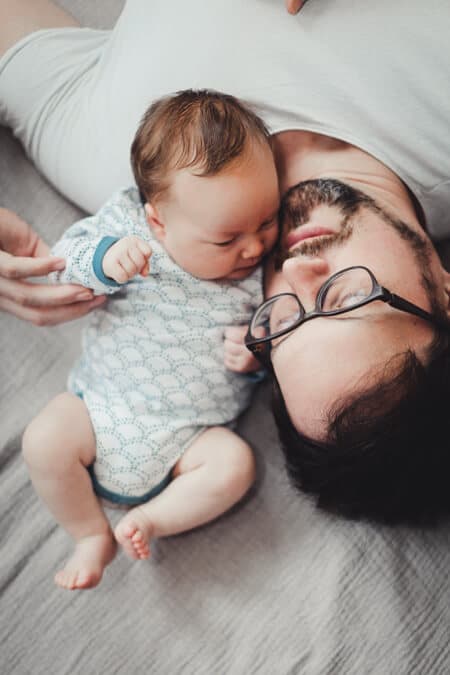 Vater kuschelt Kopf an Kopf mit seinem Sohn