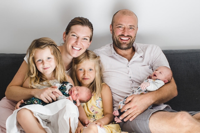 Portrait der Familie mit Zwillingen und zwei Töchtern