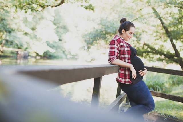 Babybauch Shooting am Waldsee in Freiburg