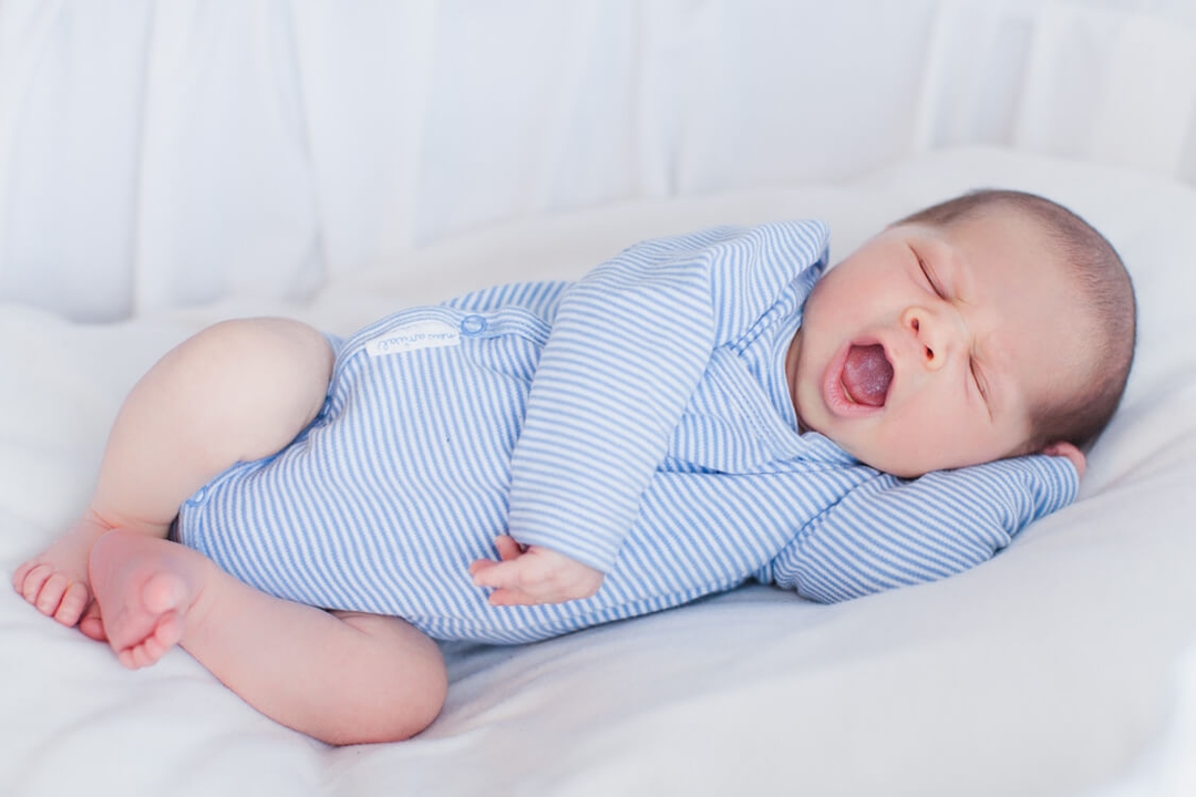 Baby gähnt